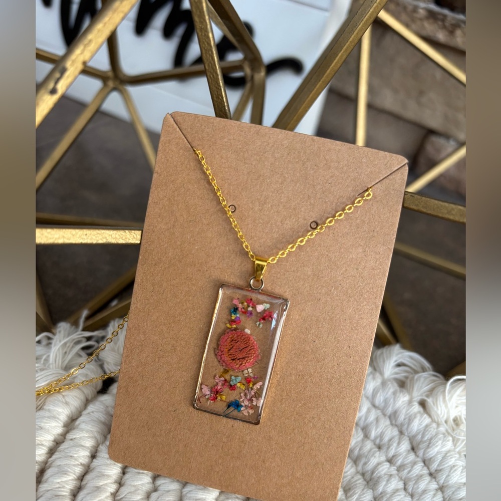 Flower pendant necklace